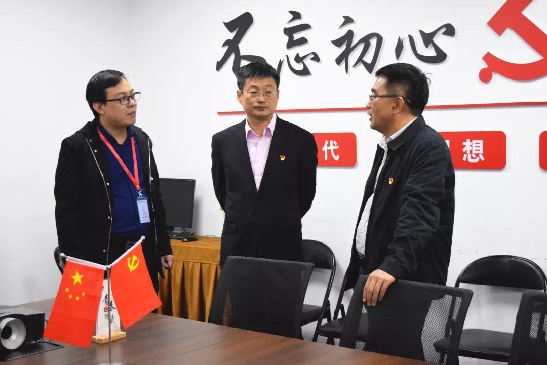 中共安陽市委網(wǎng)信辦主任路玉軍、副主任王曉萌等一行人蒞臨安陽青峰網(wǎng)絡指導工作