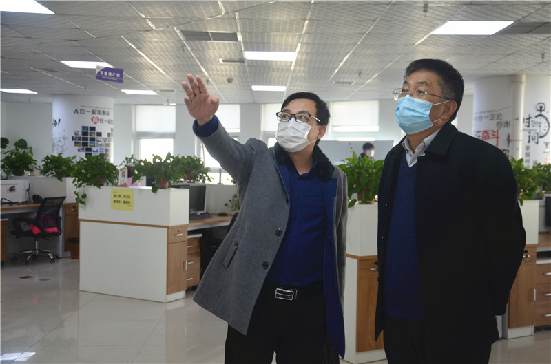 中共安陽市委統(tǒng)戰(zhàn)部副部長、市工商聯(lián)黨組書記郭洪俠一行調(diào)研安陽青峰防疫工作和復工復產(chǎn)情況