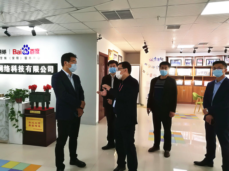 安陽市商務(wù)局副局長張躍勇，攜同天津伍創(chuàng)電子商務(wù)有限公司李富民一行蒞臨安陽青峰網(wǎng)絡(luò)參觀指導??！